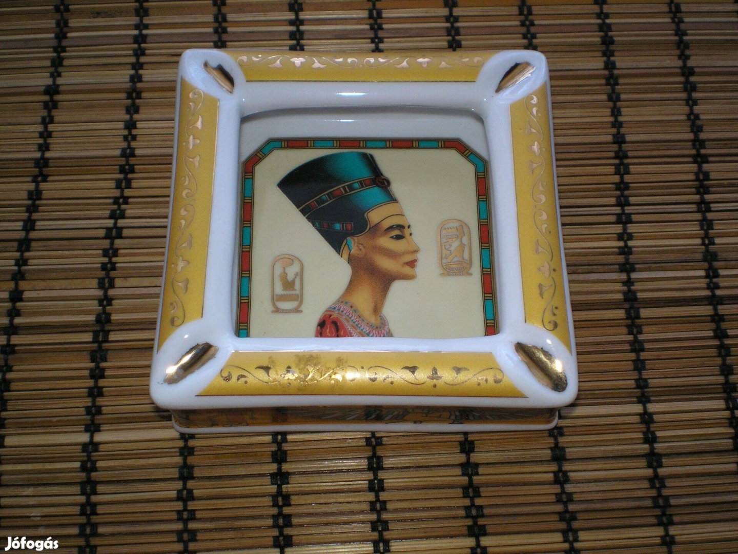Új Egyiptomból hozott porcelán hamutartó