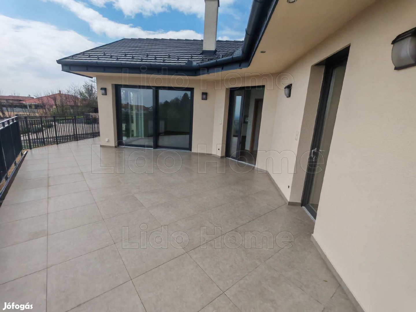 Új Építésű, Panorámás Családi ház eladó Cserszegtomajon.