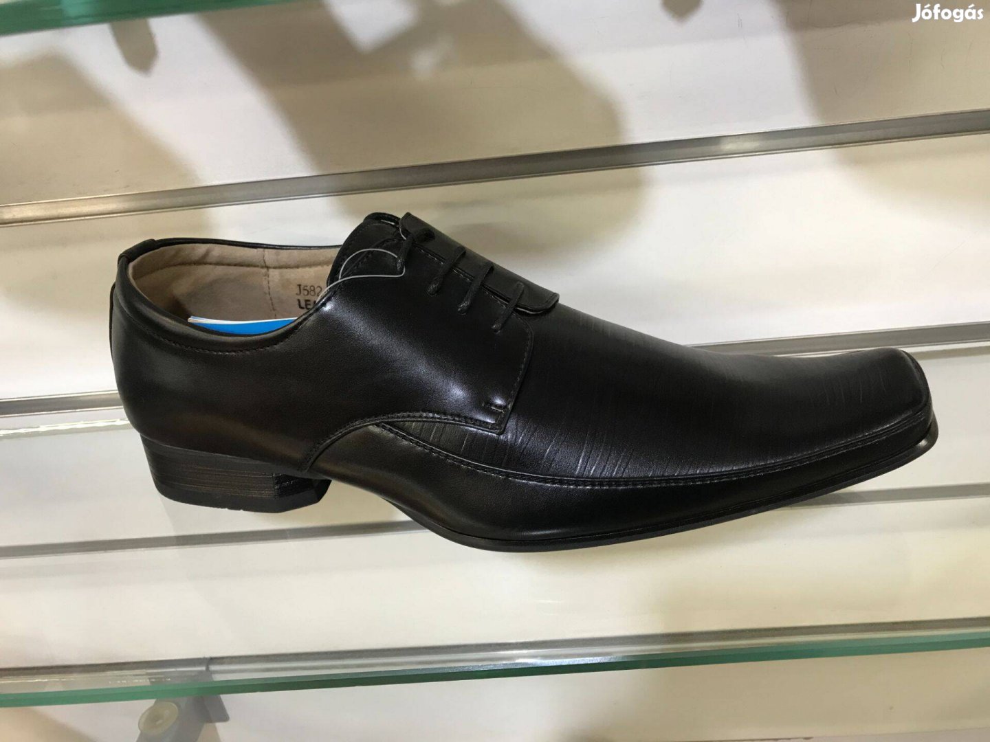 Új Férfi alkalmi cipő 40-44es!