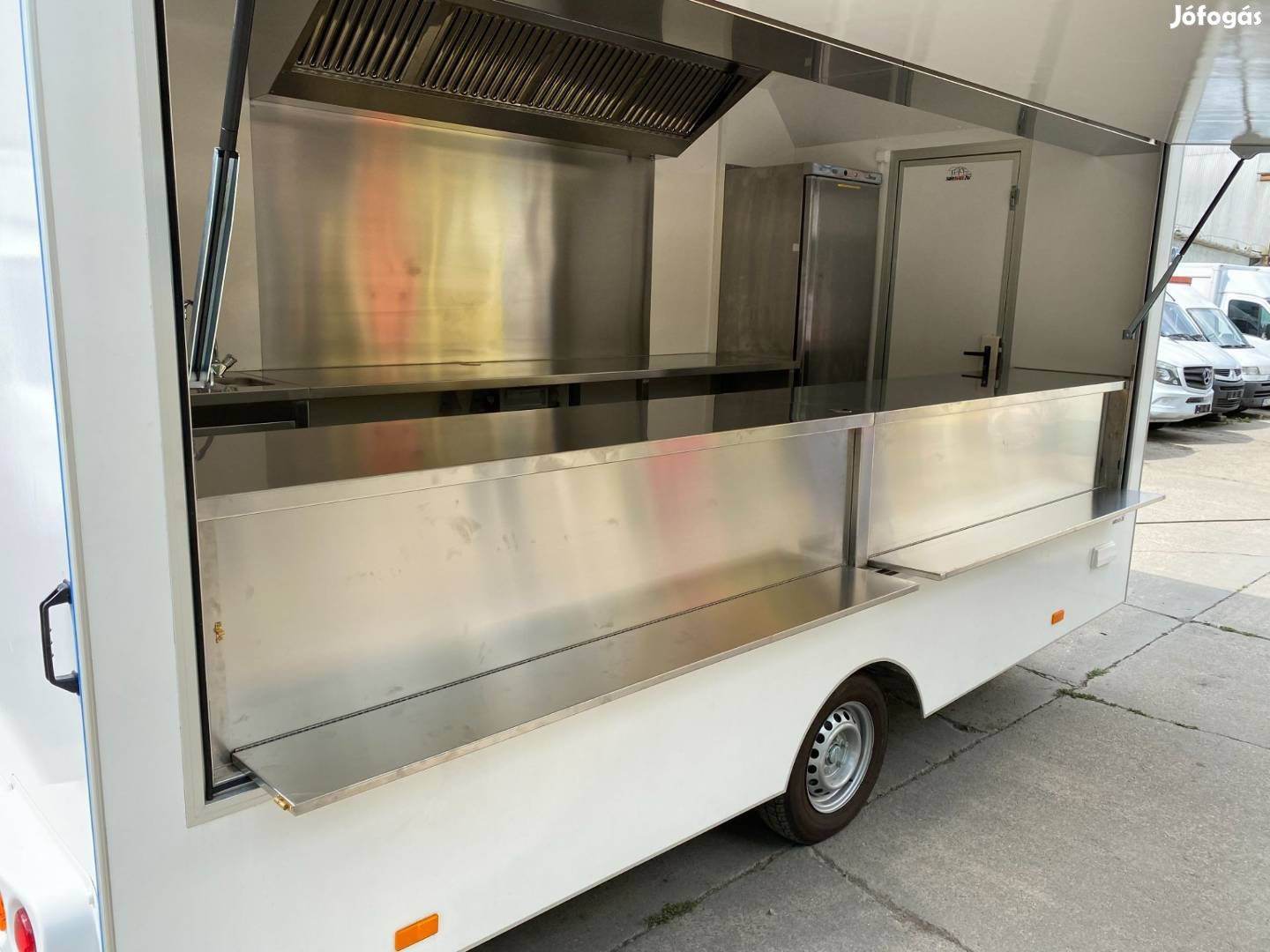 Új Food Truck Büfékocsi utánfutó Inox bútorzattal