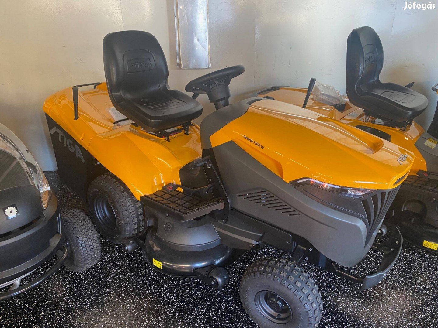 Új Fűnyíró traktor fűgyüjtős Stiga Estate 7102 W fűnyírótrak