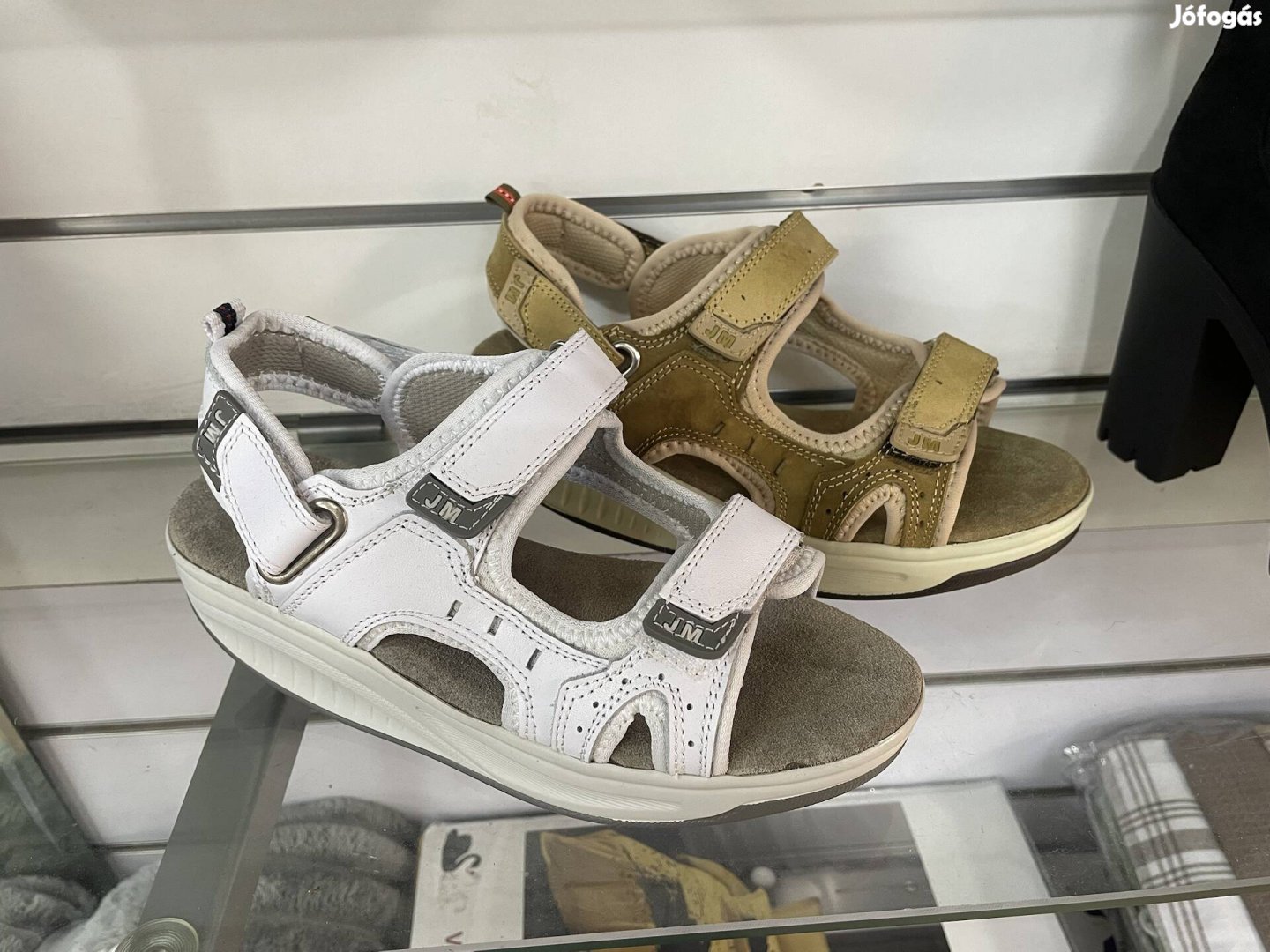 Új Gördülő talpú tépőzáras női szandál