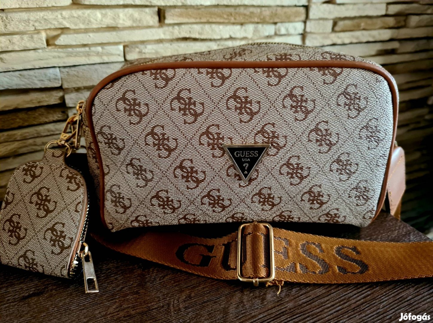 Új Guess női monogram oldaltáska/crossbody 