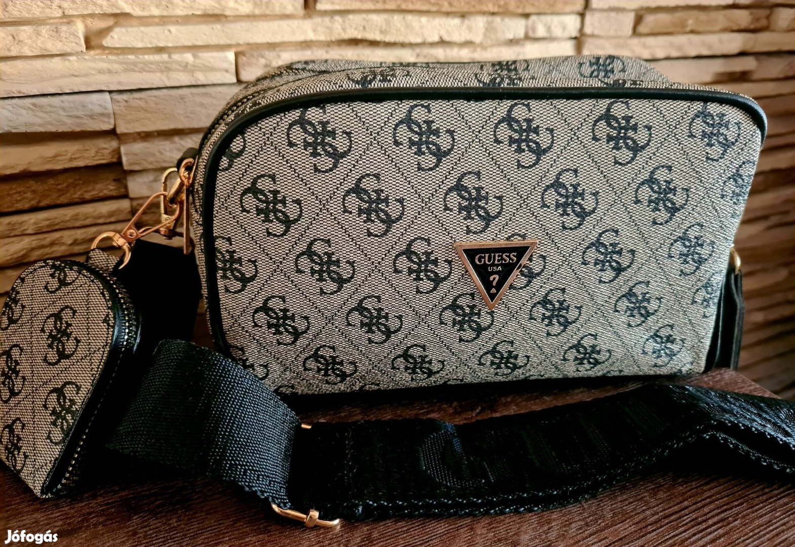 Új Guess női monogram oldaltáska/crossbody 