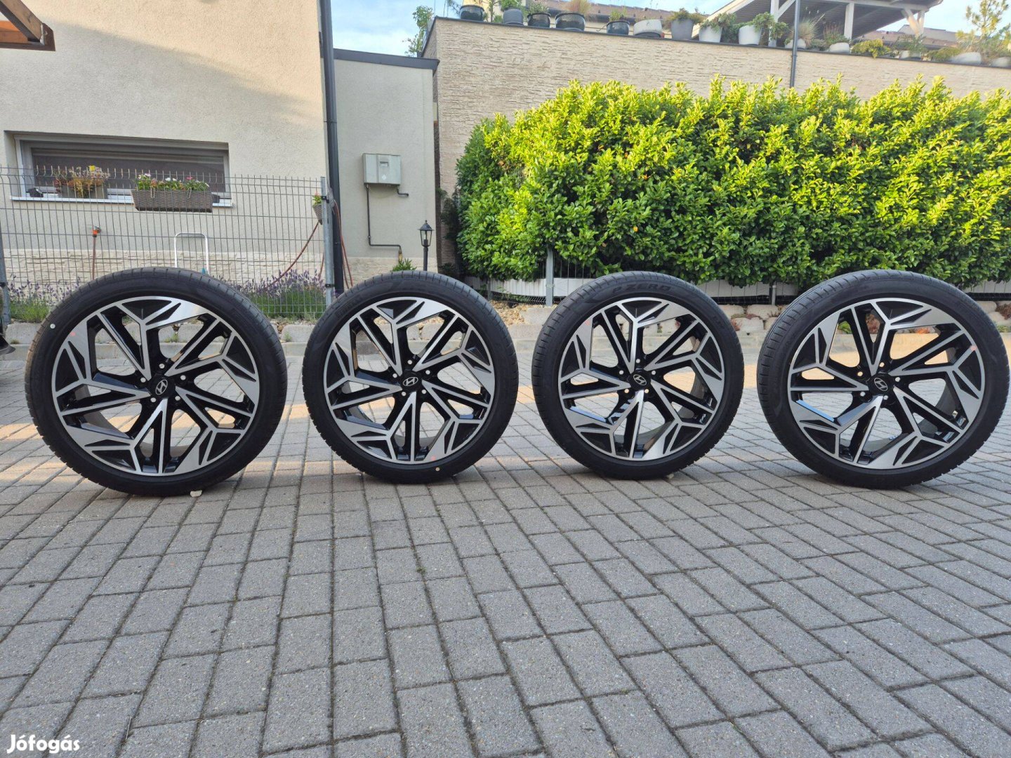 Új Hyundai Ioniq 6 20"-os alufelni Pirelli P Zero gumikkal