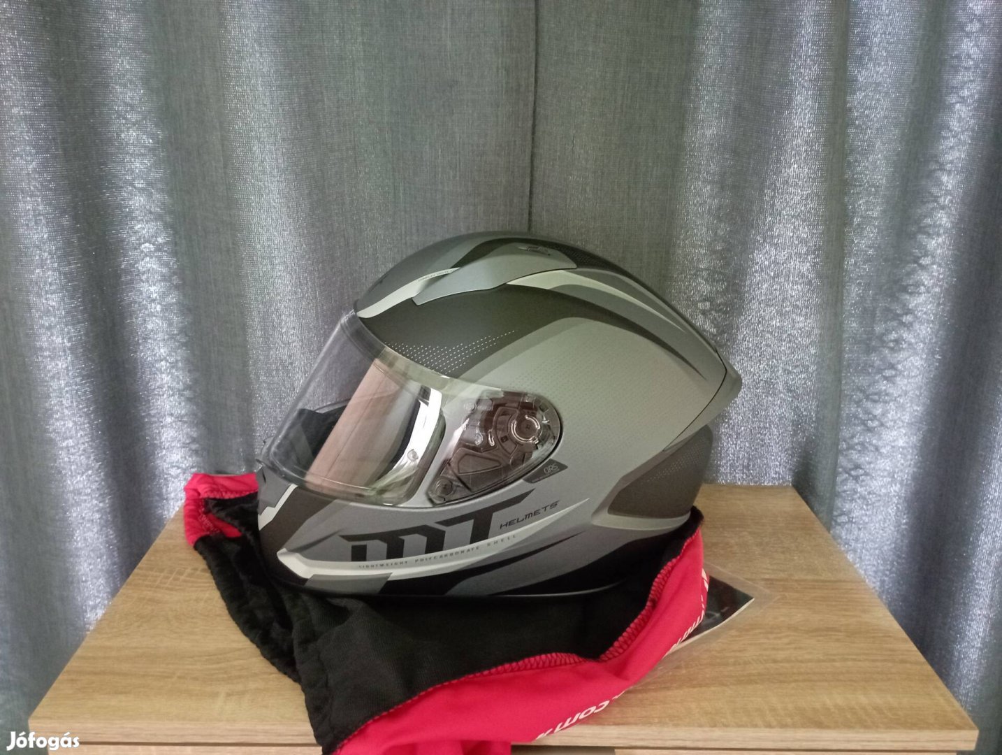 Új MT Helmets L-es bukósisak.