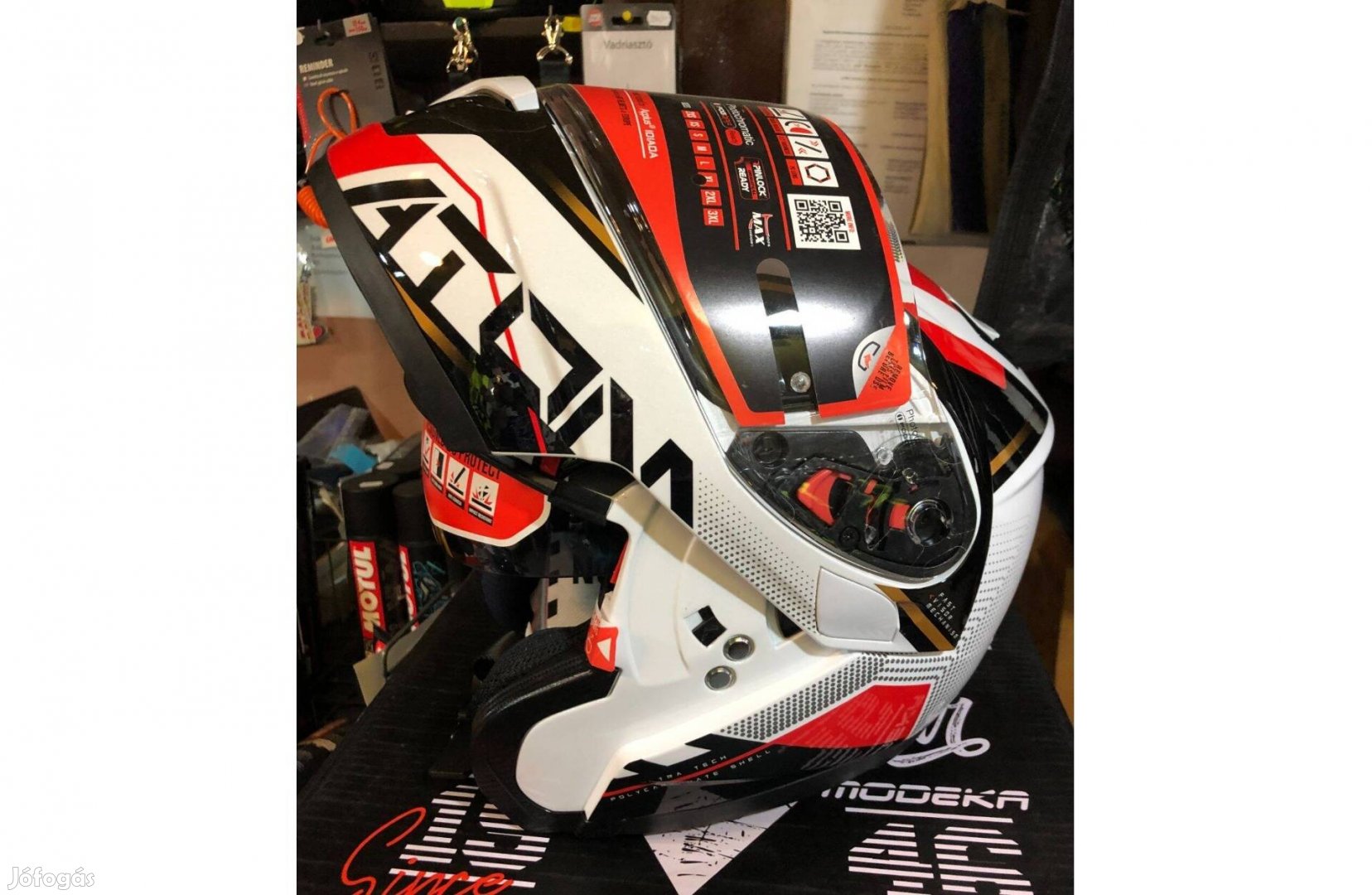 Új MT felnyitható napszemüveges bukósisak akció ! Akciós