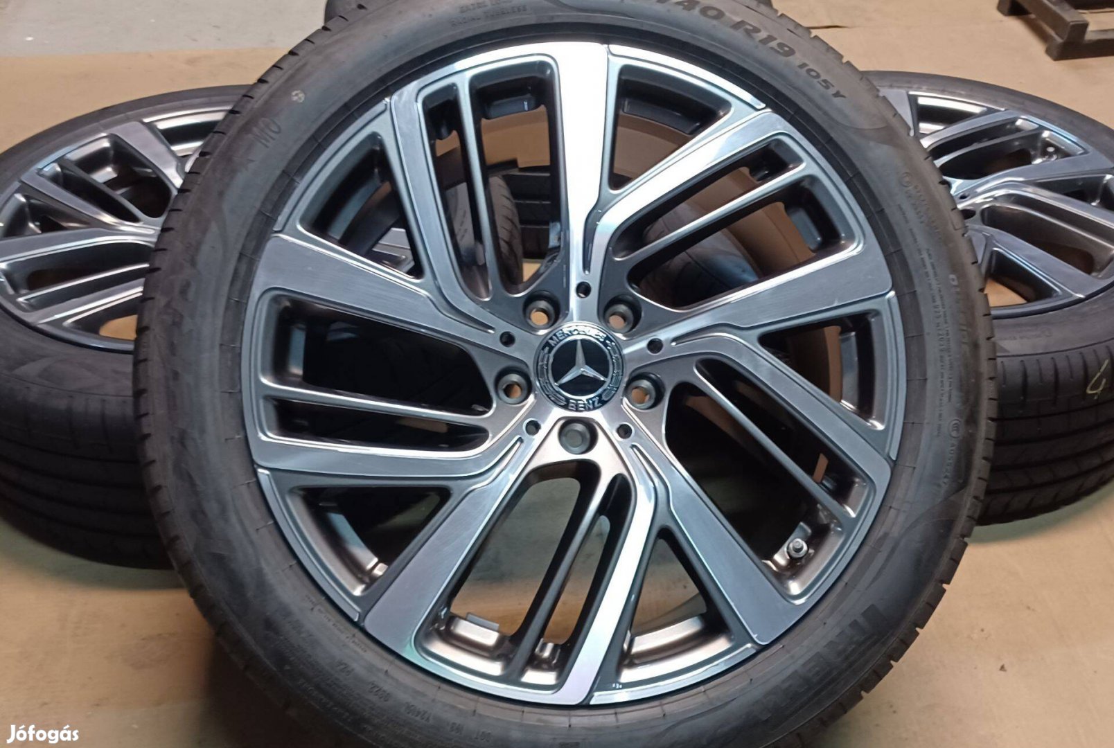Új Mercedes W214 E 5x112 8,5-9,5x19 245/45 275/40 R19 nyári gumikkal