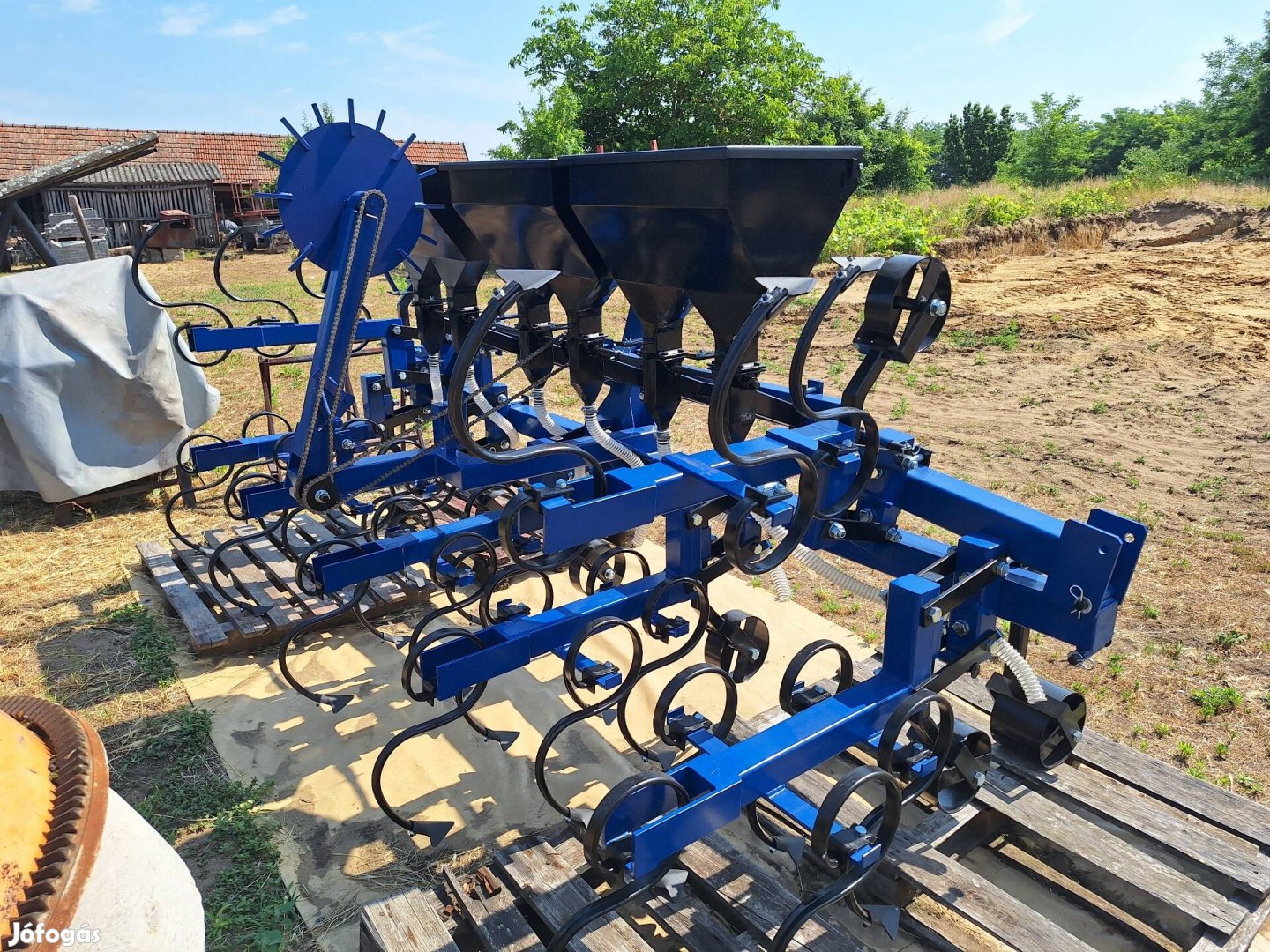 Új Műtrágya adagolós Sorközművelő kultivátor.