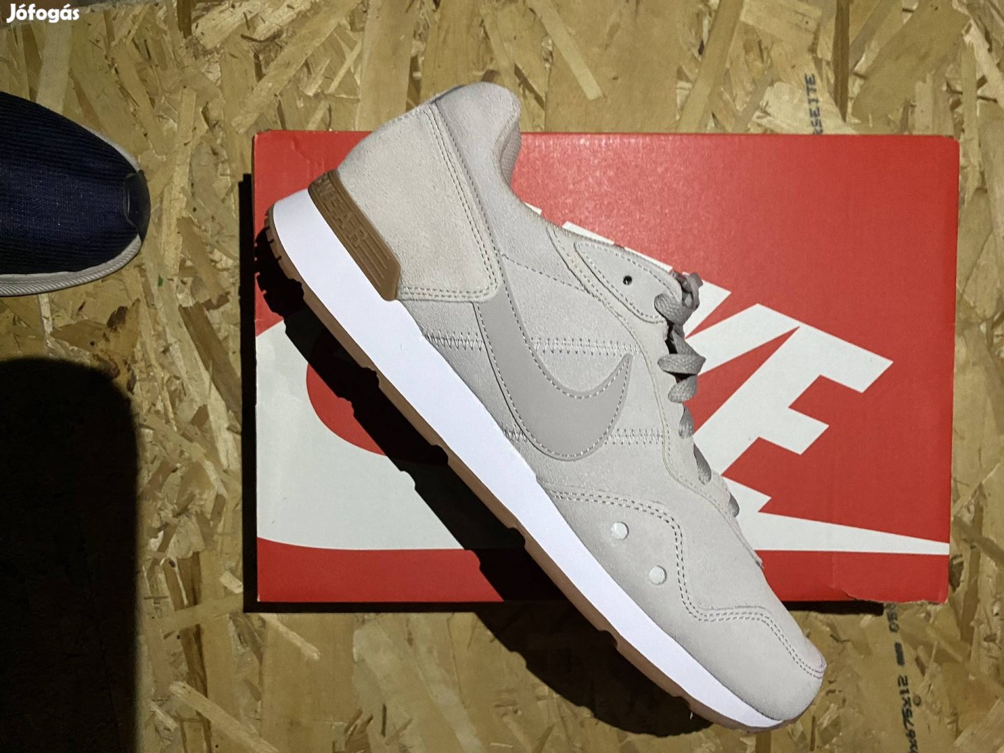 Új Nike Venture Runner Suede, College Grey 46-os férfi cipő