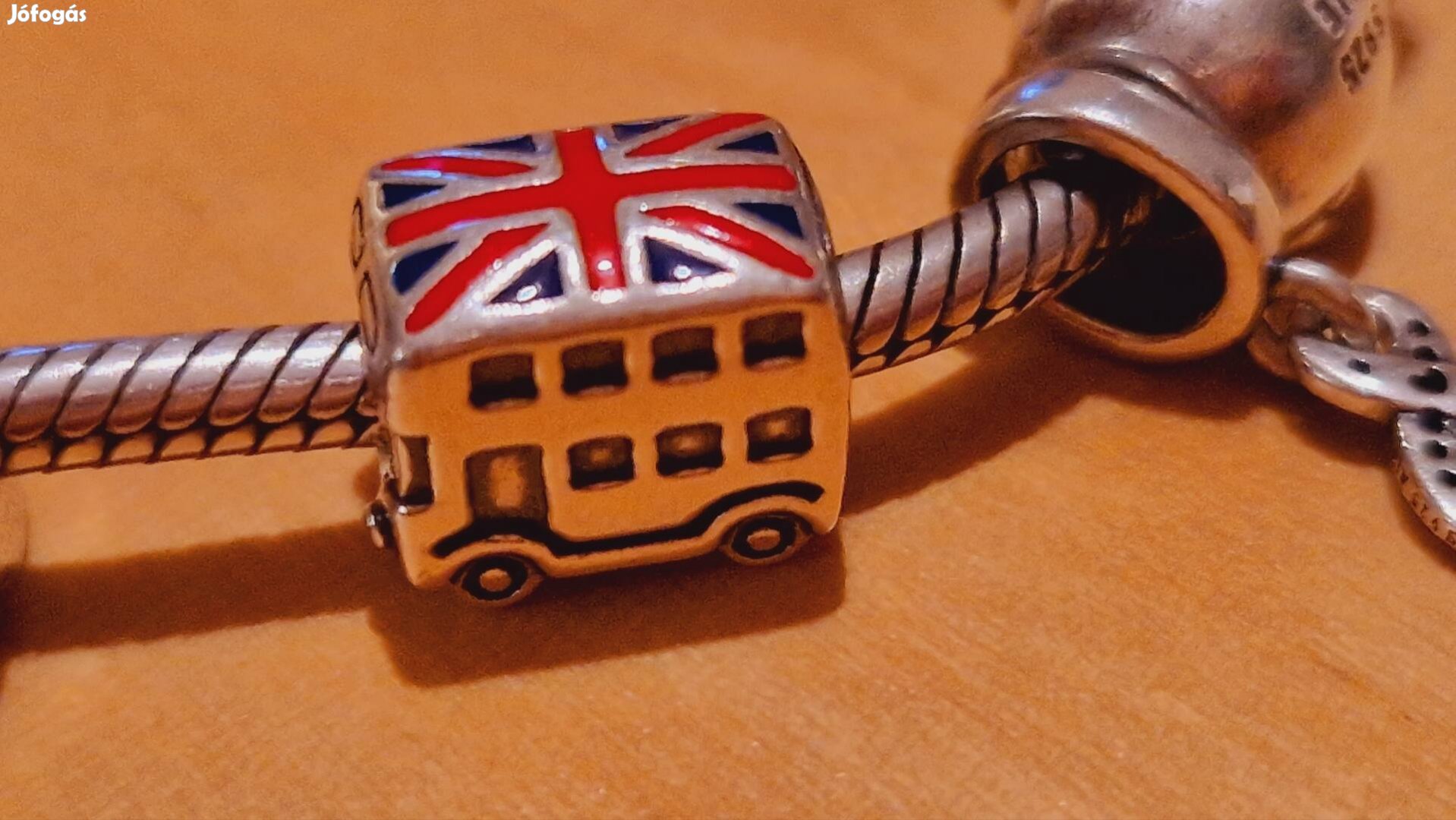 Új Pandora London Bus charm ékszedobozban