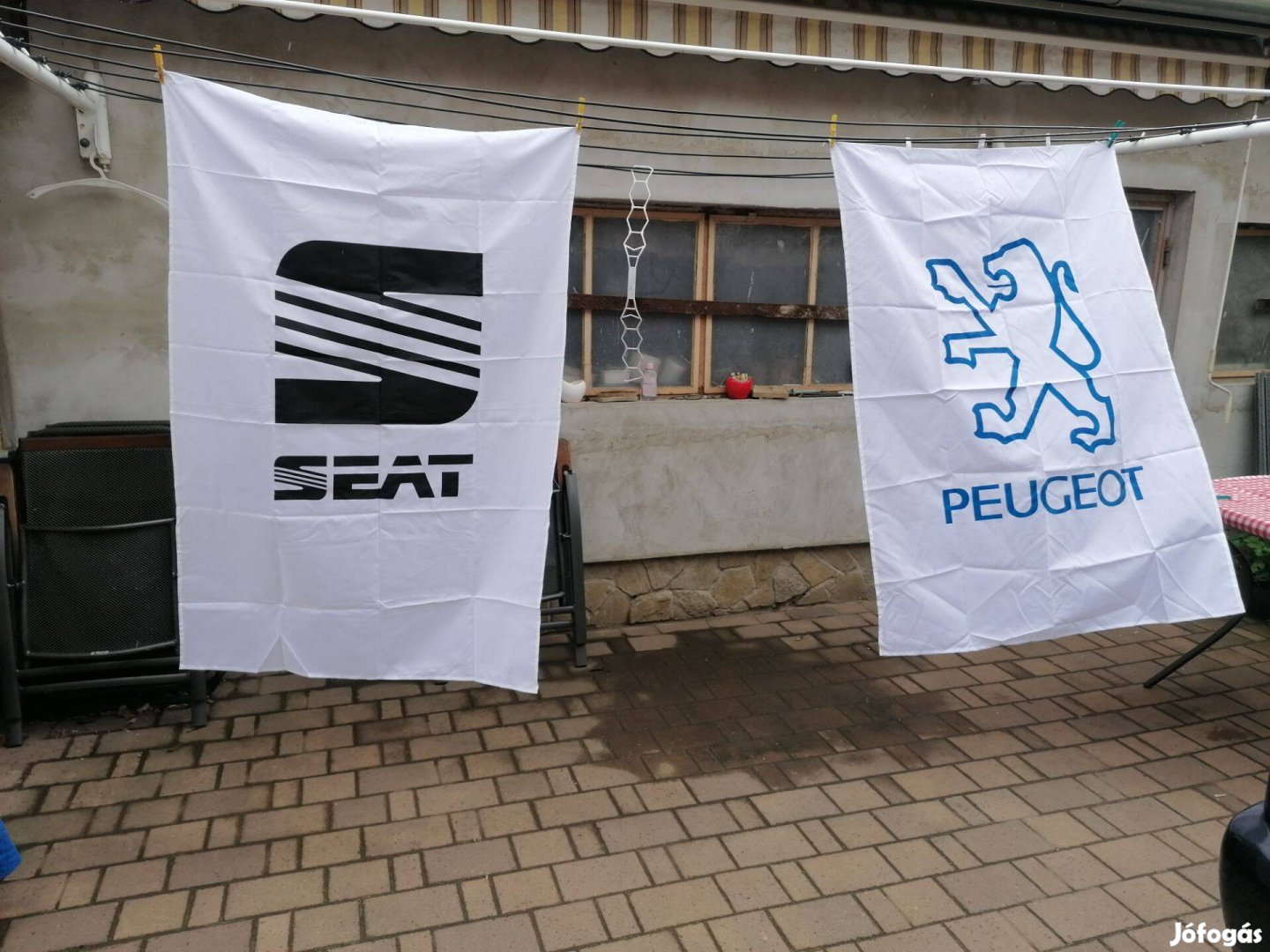 Új Peugeot és Seat emblémás sejem zászló. 2M x 1M
