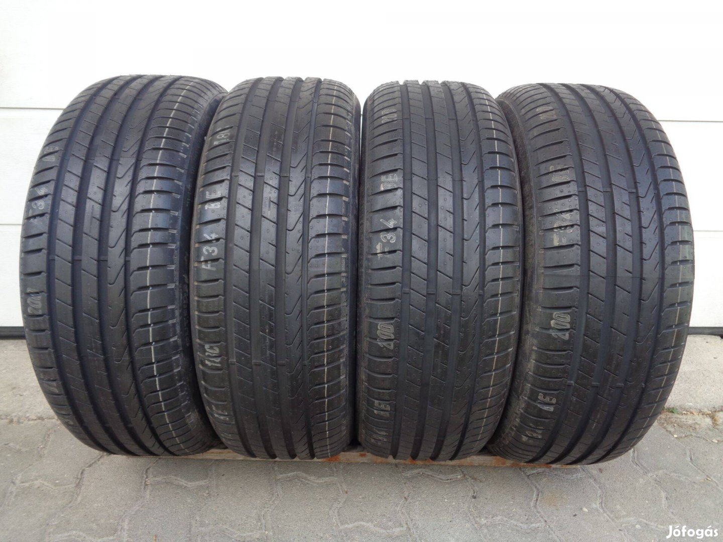 Új Pirelli 205/55R17 nyári gumi garnitúra eladó