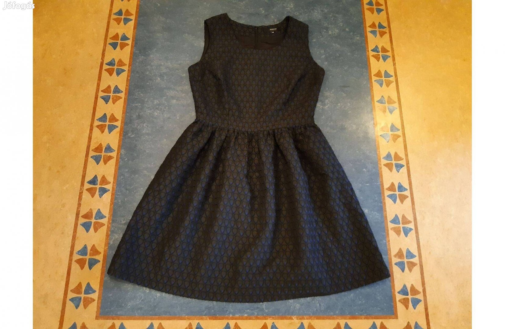 Új Reserved különleges fekete alapon hímzett cseppmintás ruha 38 mb:48