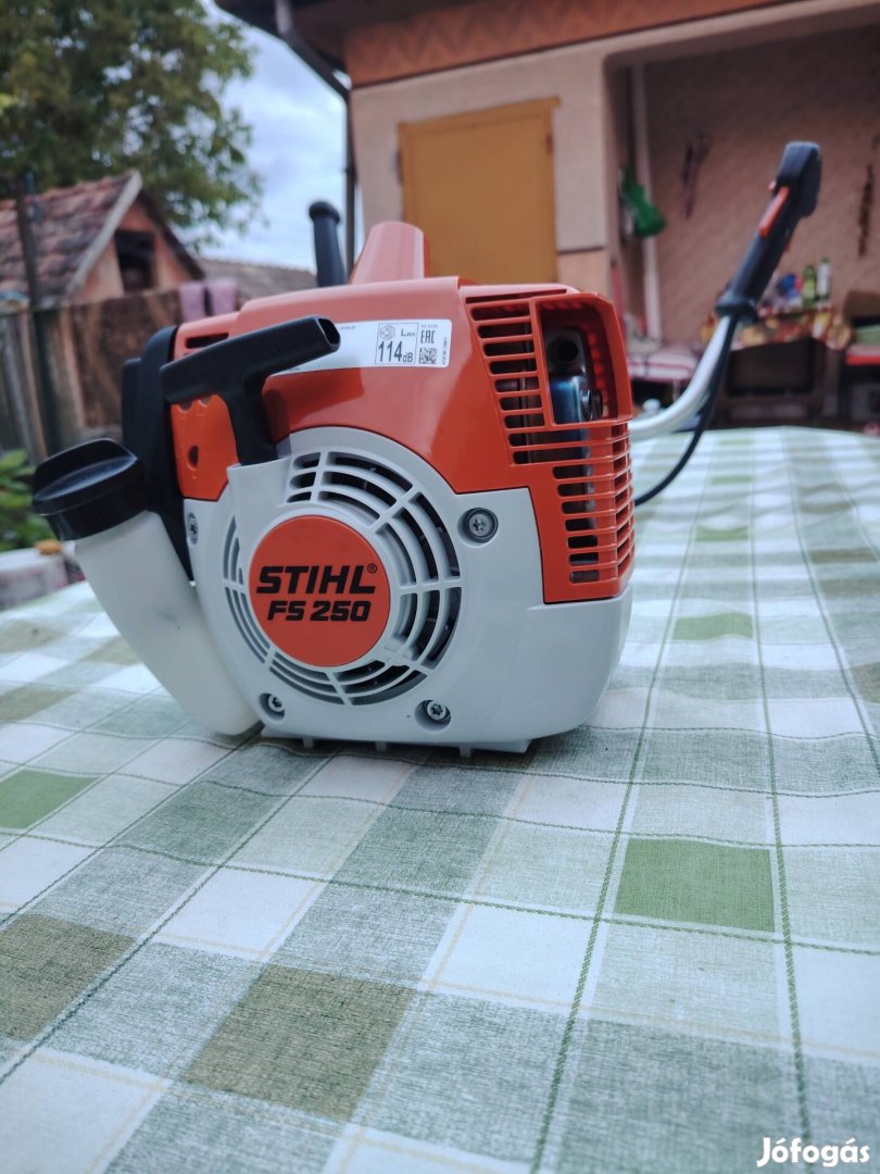 Új Stihl Fs 250 típusú benzinmotoros fűkasza /bozotvágó. 
