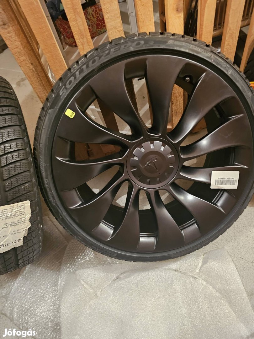 Új Tesla 20-as Model 3 Überturbine Pirelli SZ 3 Téli garnitúra 