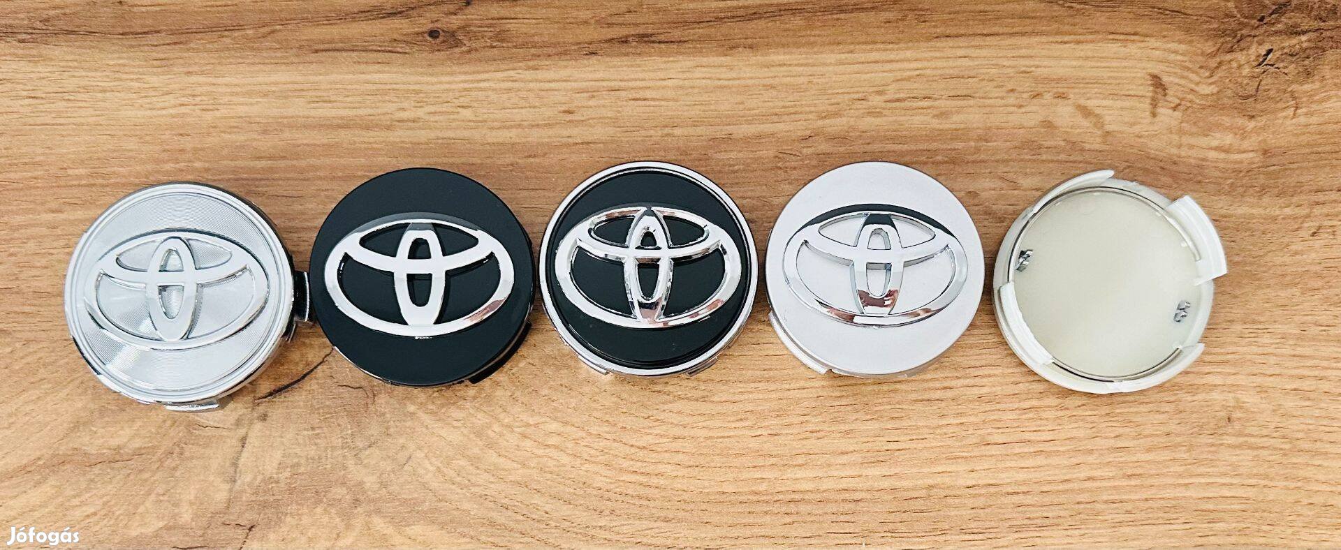 Új Toyota felnikupak króm színben Méret: 57mm (Külső átmérő) Így is