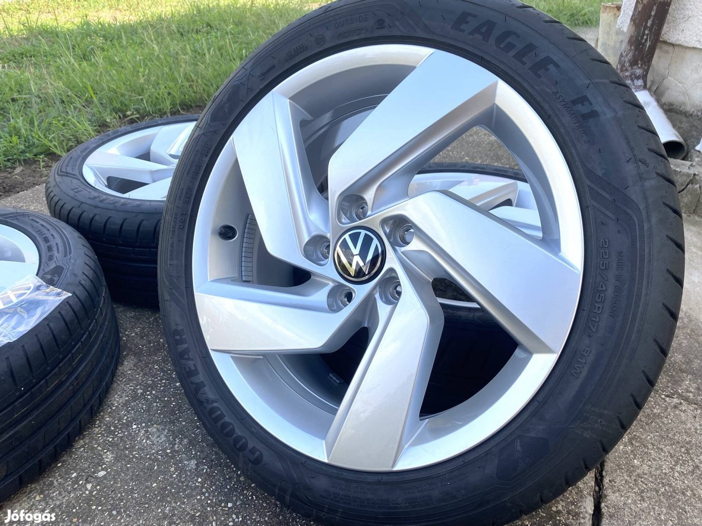 Új VW Golf 7 gyári alufelni szett Goodyear Eagle F1 225/45R17 