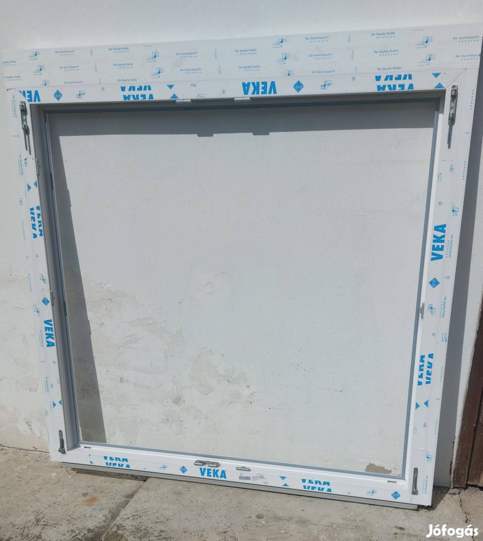 Új Veka fehér műanyag ablak 3 rétegű üvegezéssel 121*128cm eladó