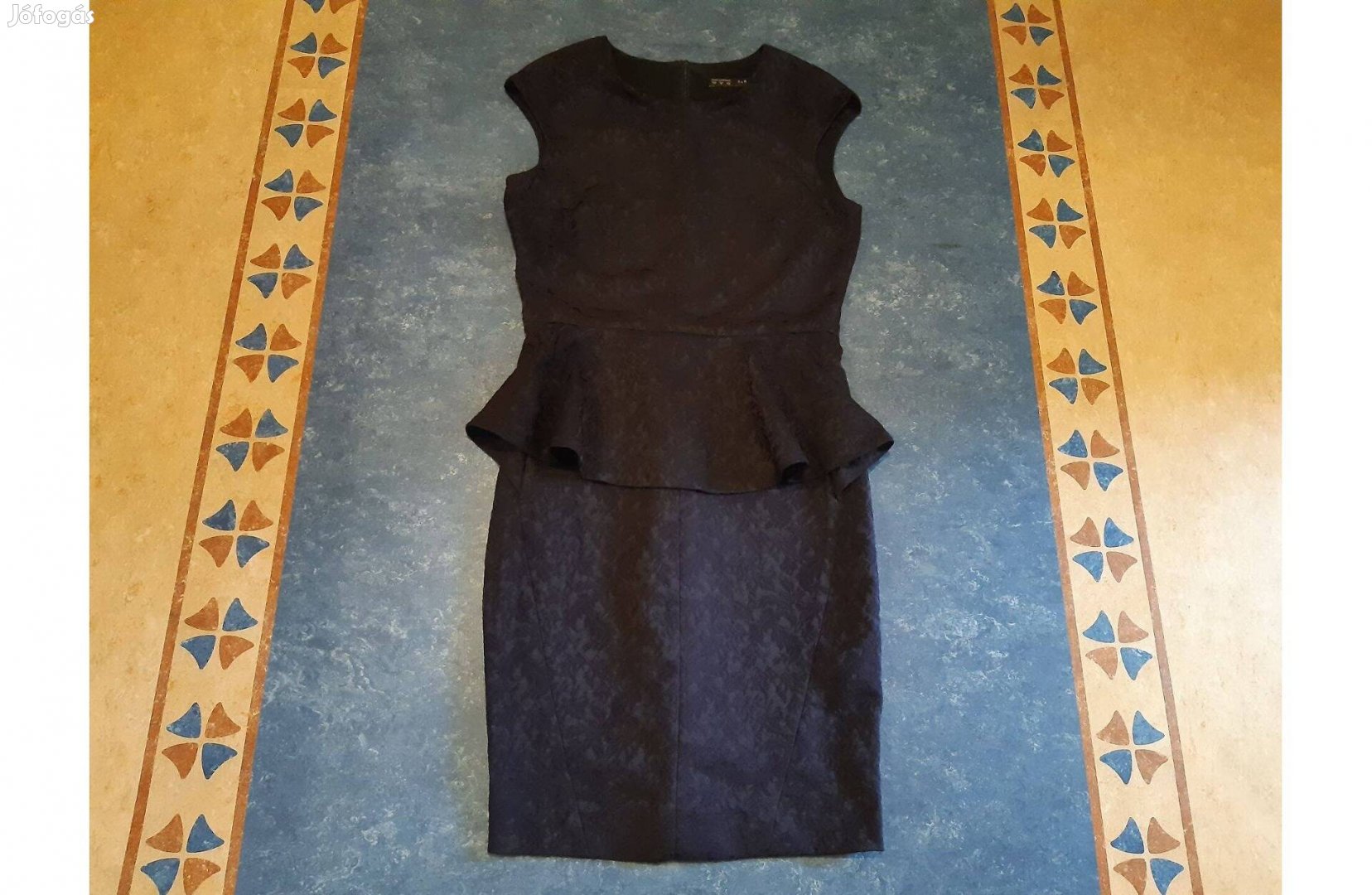 Új Zara különleges szabású puha brokát fekete-padlizsán ruha 36 / 38