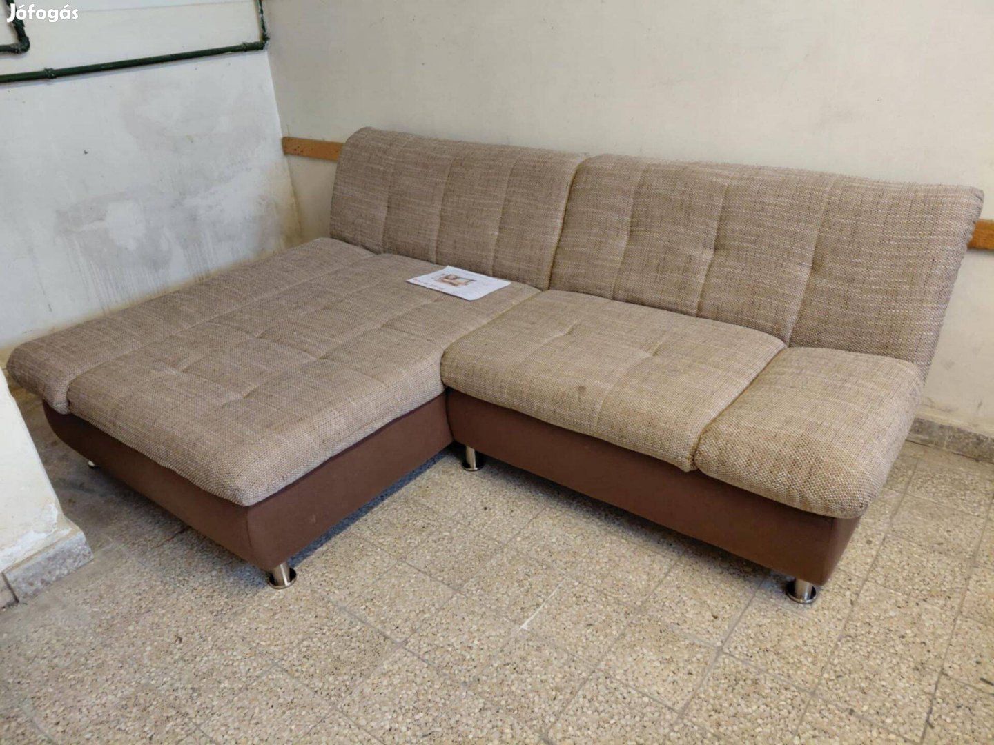 Új, 234x157 cm-es L-alakú kanapé, ár alatt eladó