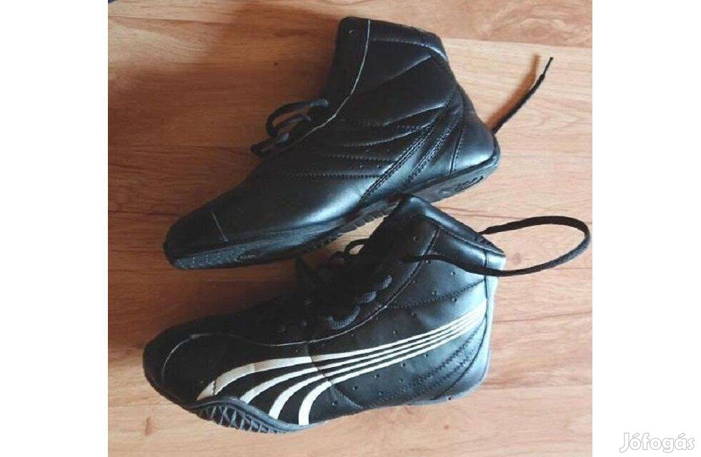 Új! 36-os fekete magasszárú fűzős sportcipő belső talphossz: 23 cm. új