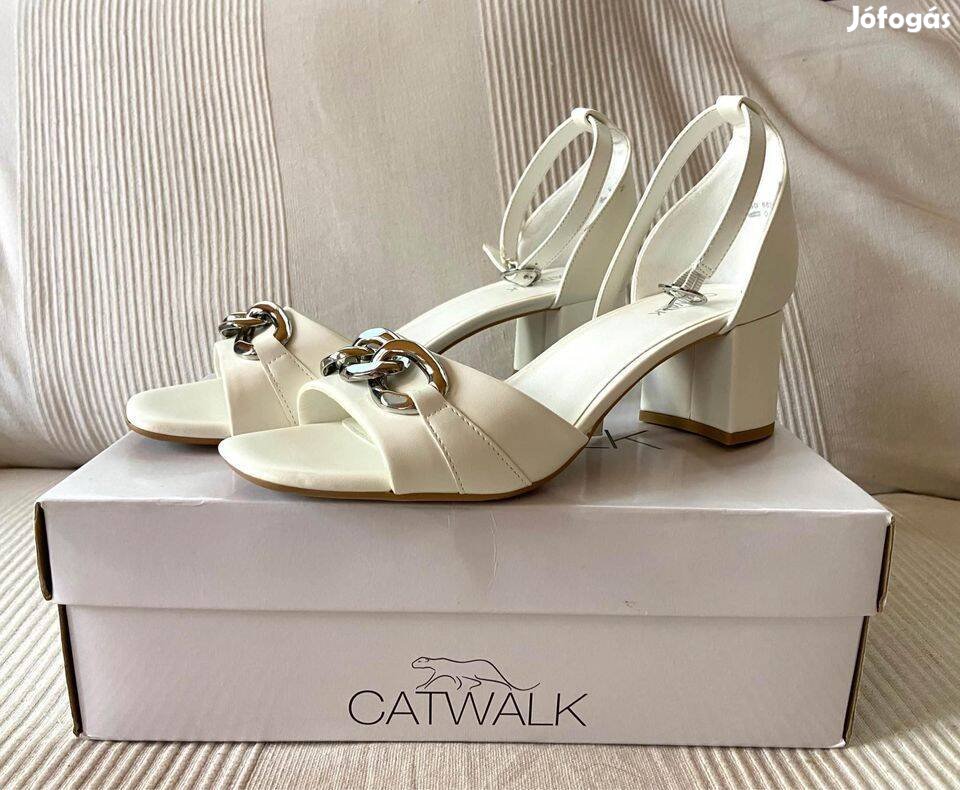 Uj, 41-es feher Catwalk szandi, szandal