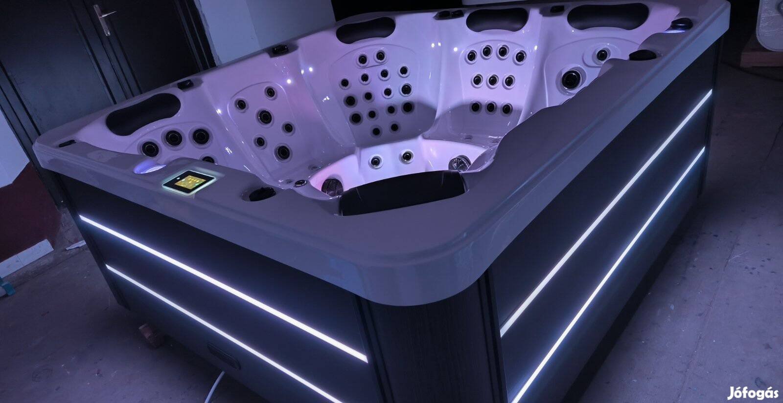 Új, 5 személyes jakuzzi 