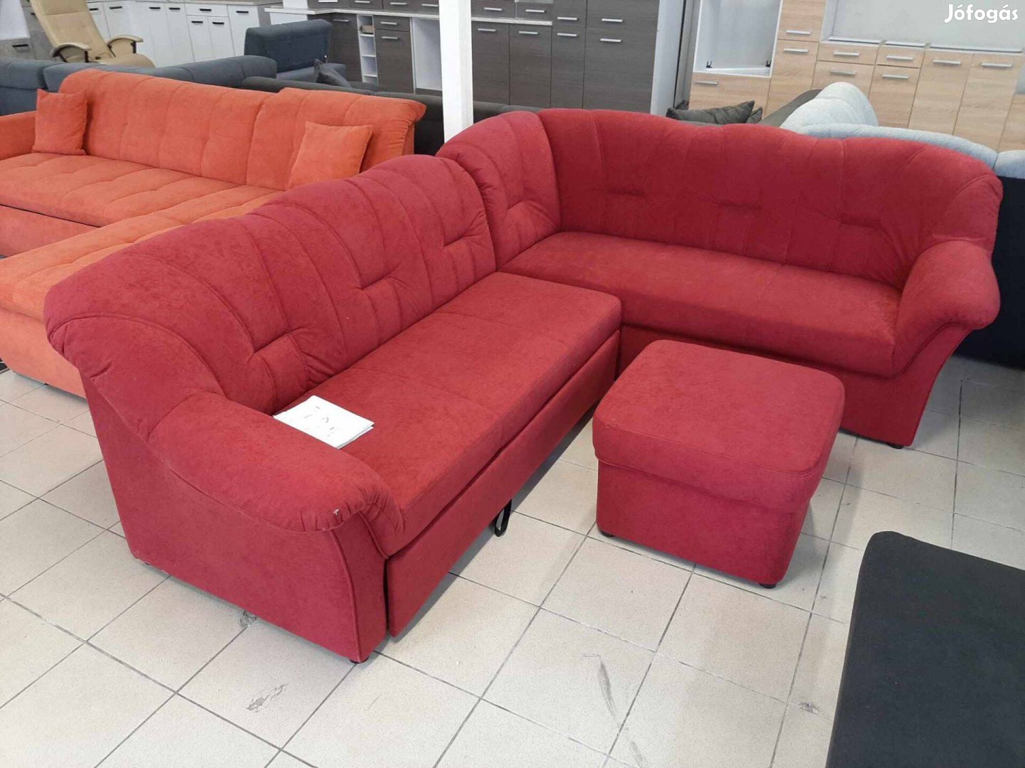 Új, L-alakú, ágyazható kanapé puffal, ár alatt eladó