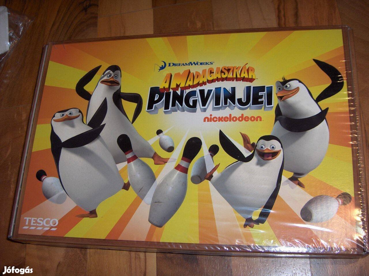 Új, Madagaszkár Pingvinjei gyűjtődoboz, társasjáték, figurákkal
