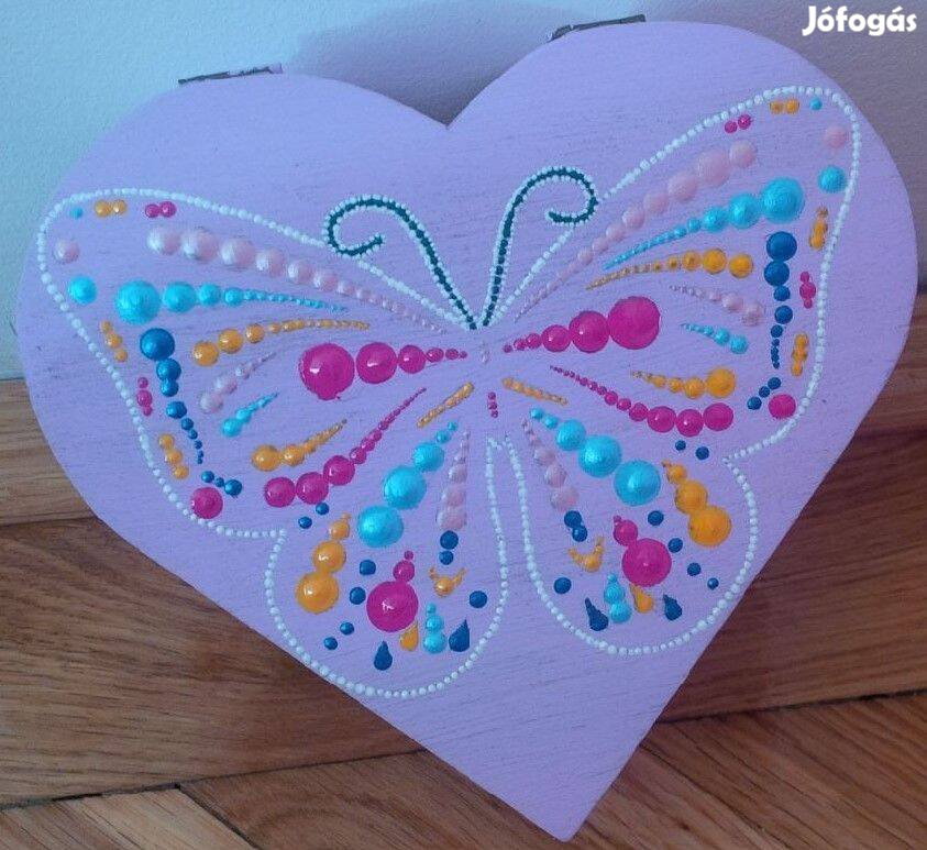 Új! Rózsaszín szív alakú fa doboz pillangó díszítéssel, kézzel festett
