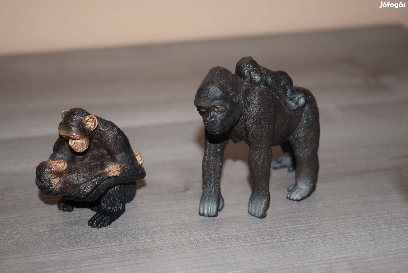 Új! Schleich nőstény csimpánz kölyökkel-Gorilla a kölykével