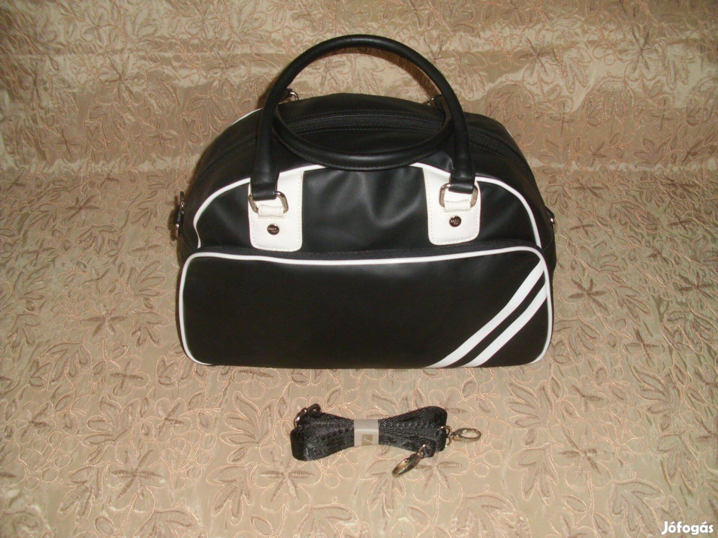 Új - Fekete-fehér műbőr utazótáska - sporttáska