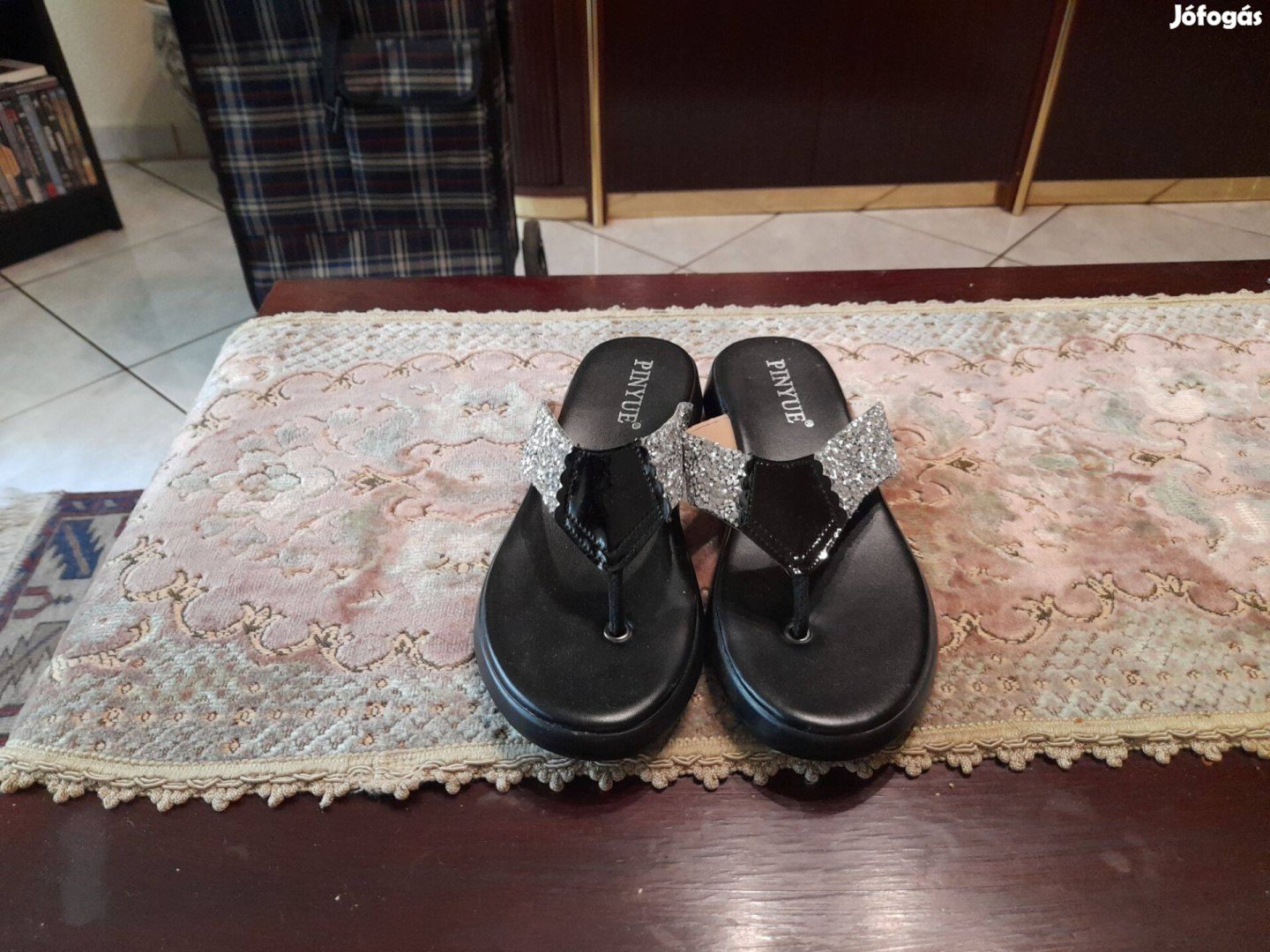 Új ! Női nyári elegáns -szandál -saru.Belső talpmérete 23.5cm.Bőr