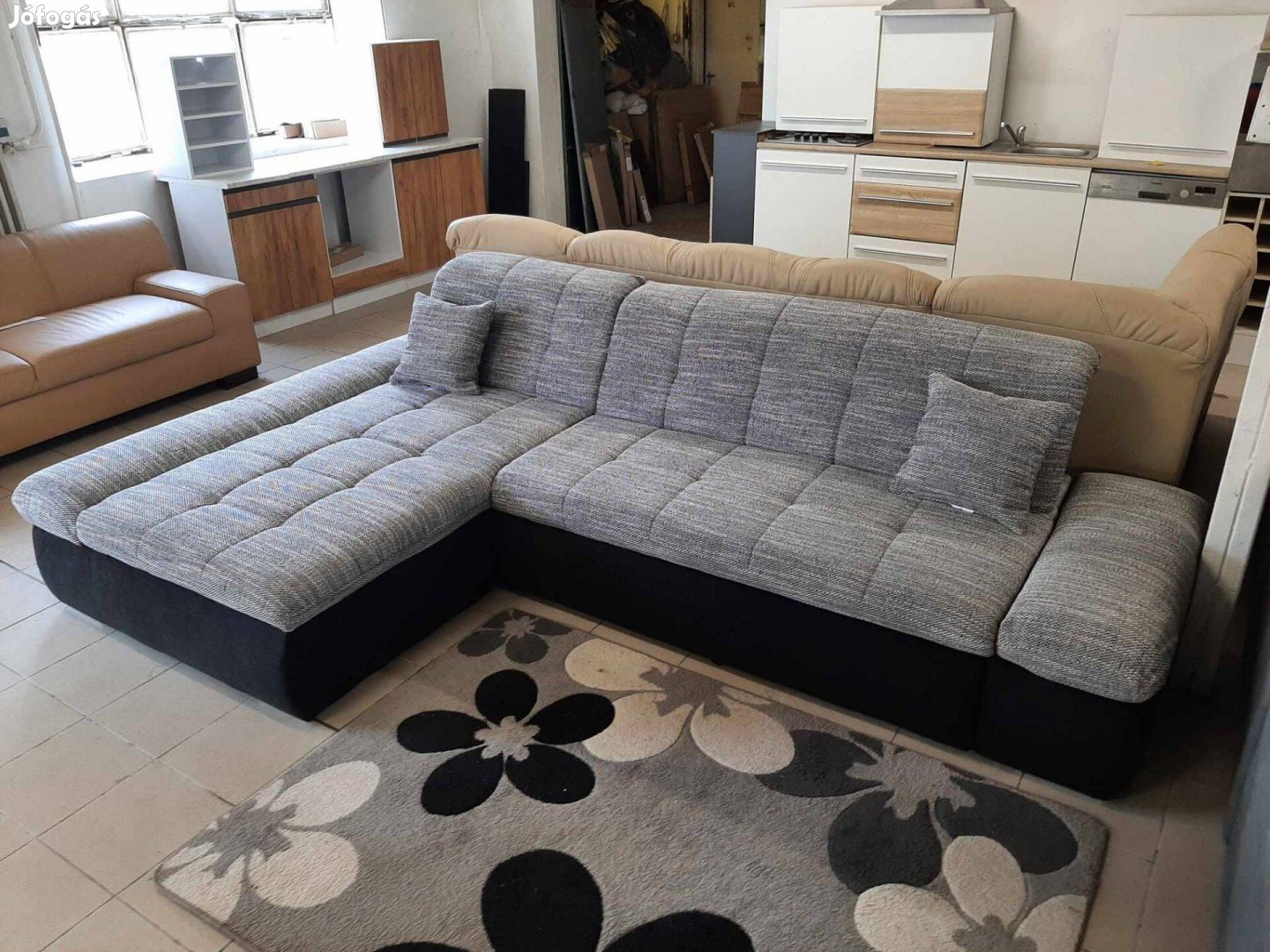 Új, ágyazható, állítható karfás kanapé, ár alatt eladó