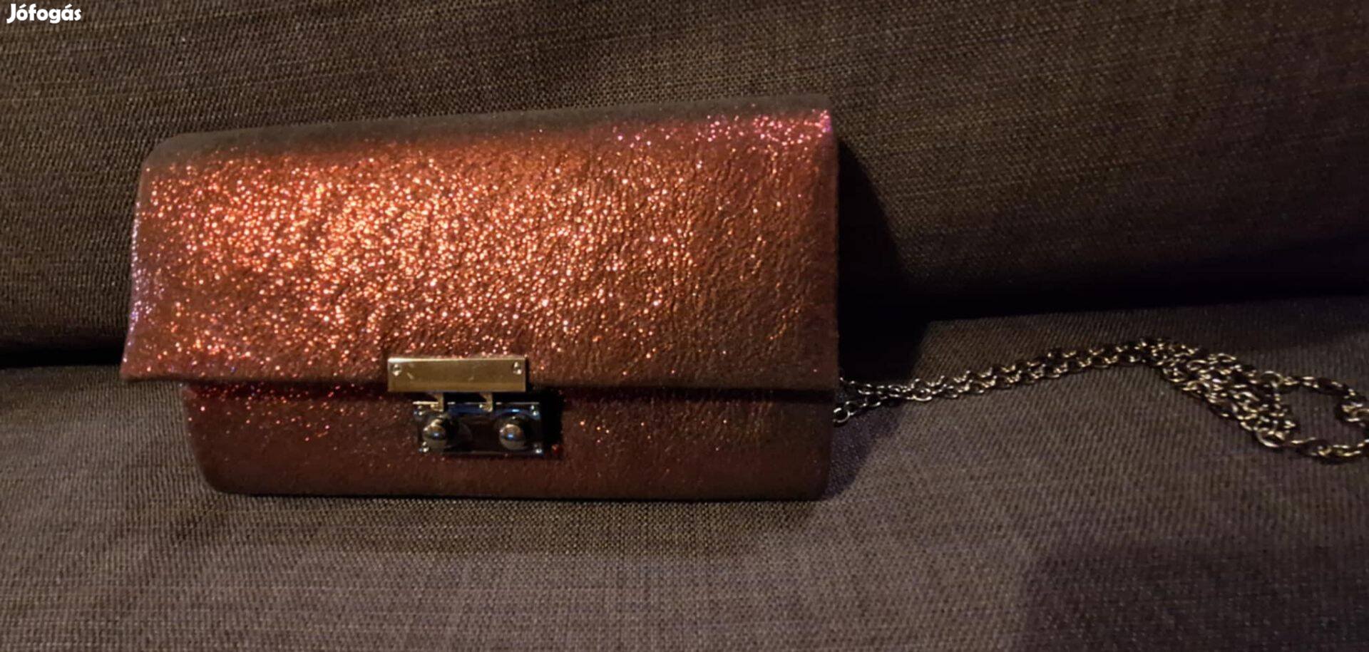 Új, ajándékozható Bijuo Brigitte fényes bordó clutch,/merev kistáska