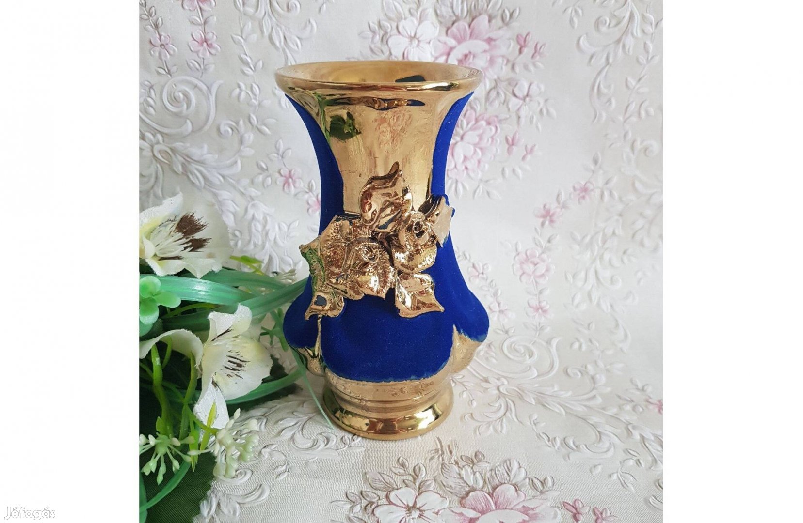 Új, aranyszínű, 3D virág díszes, kék bársony borítású kerámia váza