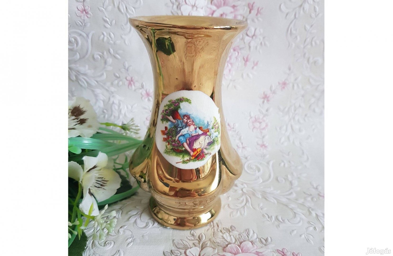 Új, aranyszínű, szerelmespárt ábrázoló kerámia váza