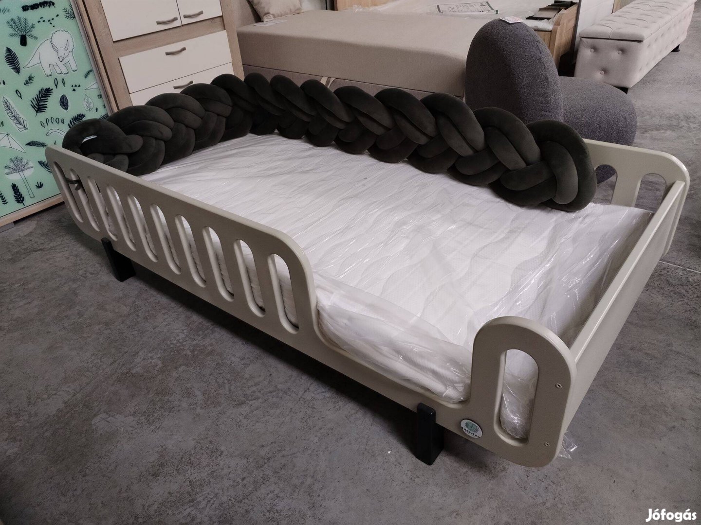 Új, az első képen látható mentazöld gyerekágy