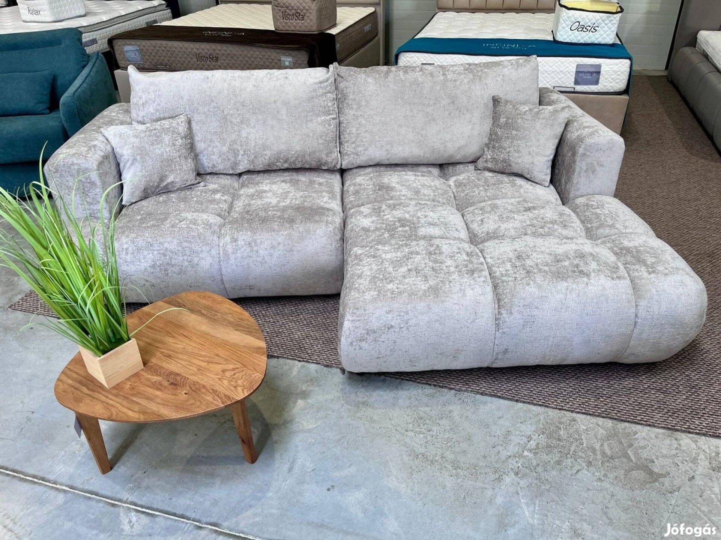 Új, bézs színű zsenília szövetű, ágyazható kompakt méretű L