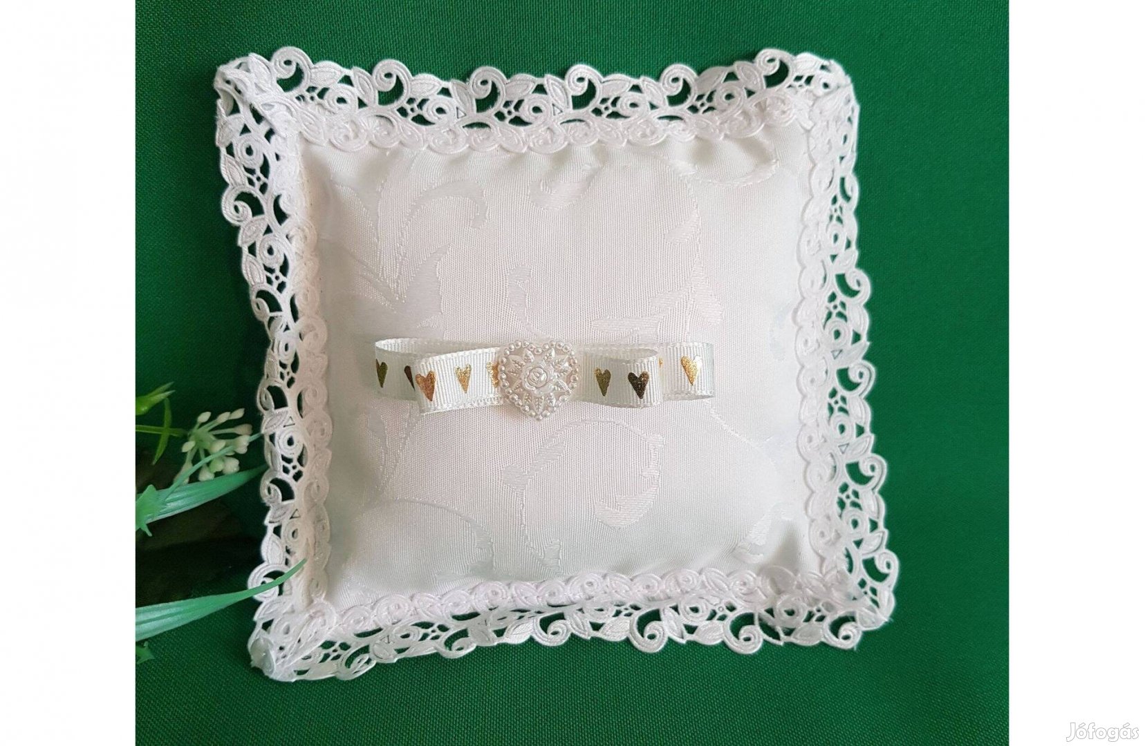 Új, egyedi készítésű hófehér, csipkés esküvői gyűrűpárna