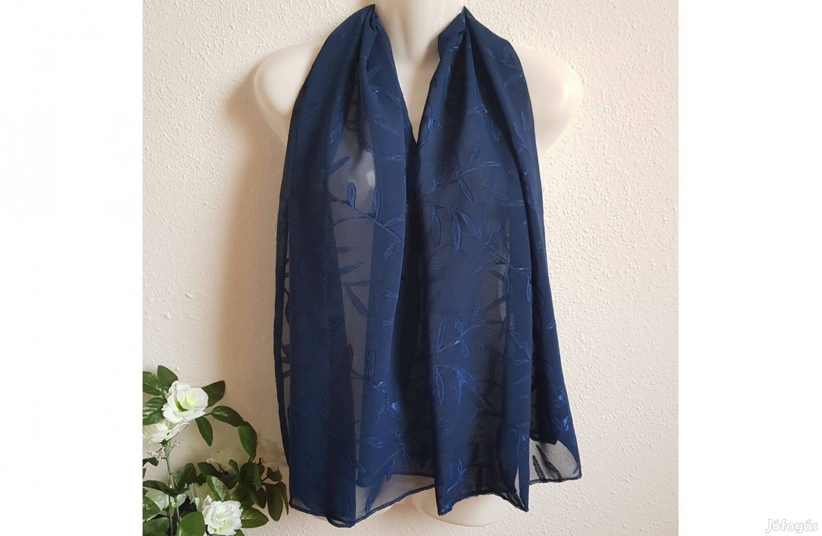 Új, egyedi készítésű navy kék színű hímzett muszlin sál, kendő, stóla
