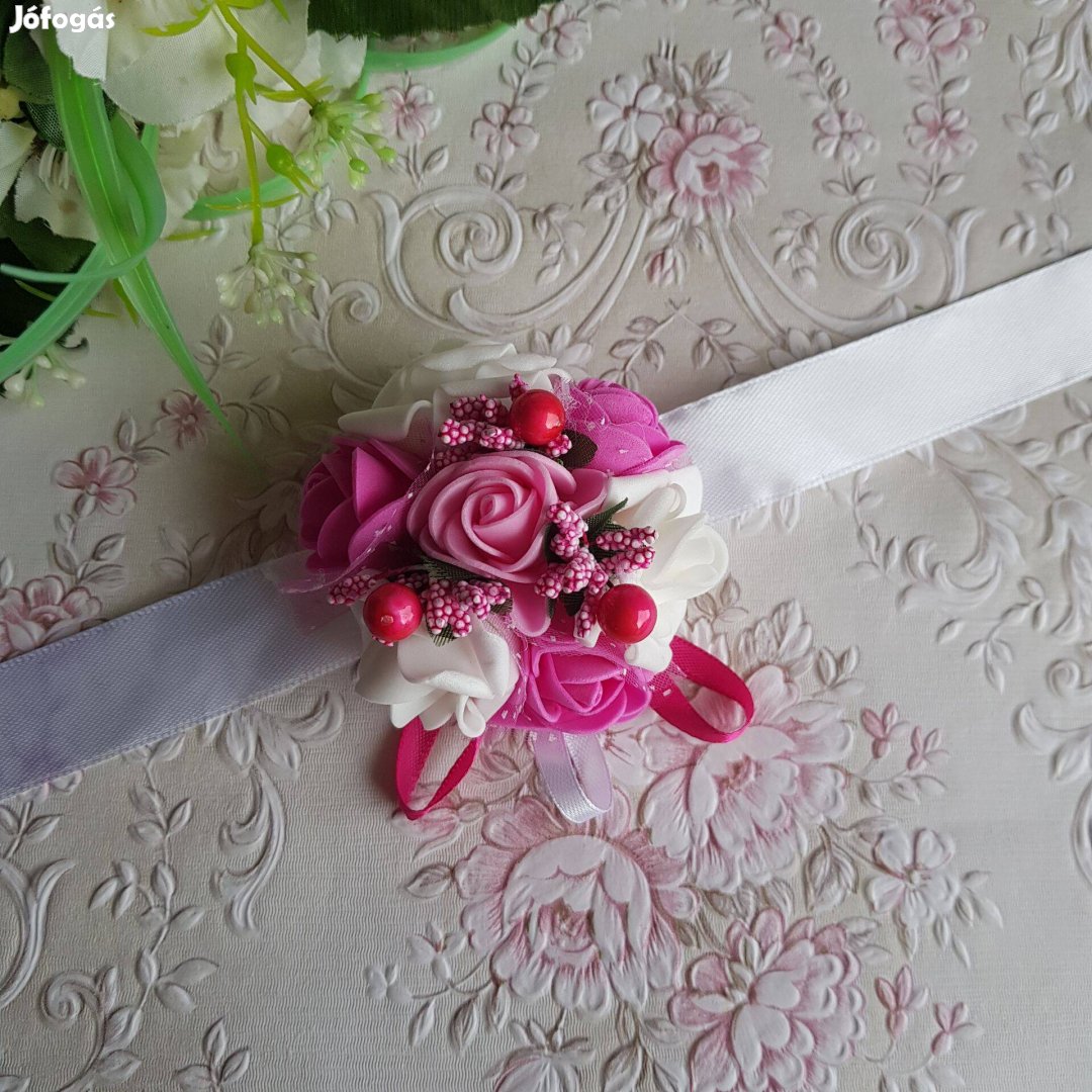 Új, egyedi készítésű pink-fehér színű rózsás, gyöngyös csuklódísz