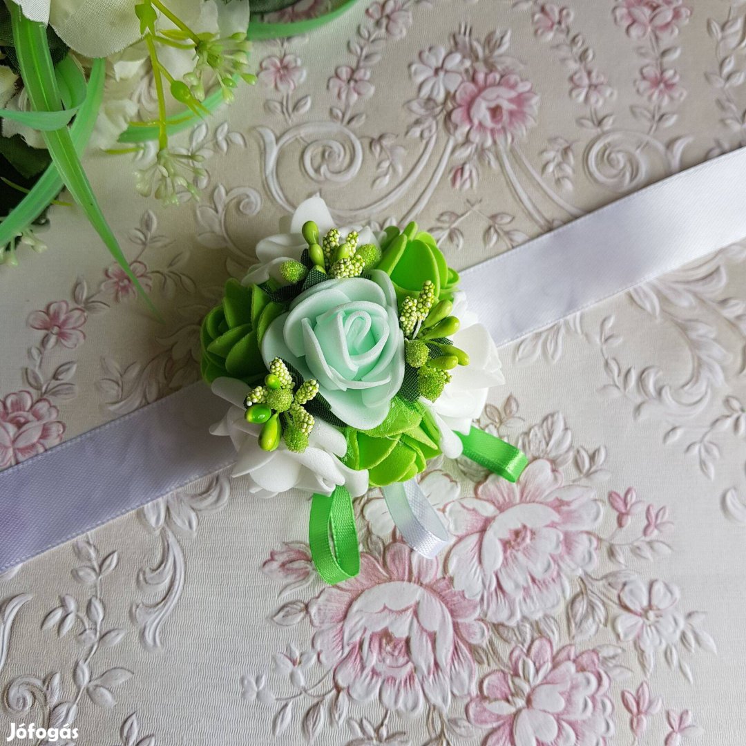 Új, egyedi készítésű zöld-fehér színű rózsás, gyöngyös csuklódísz