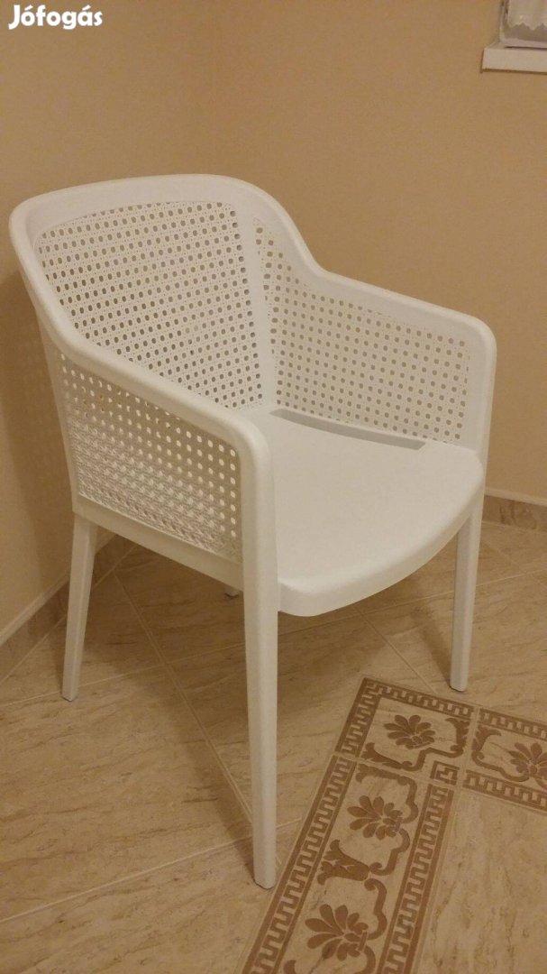 Új, fehér, nagyon masszív műanyag székek kültérre - beltérre