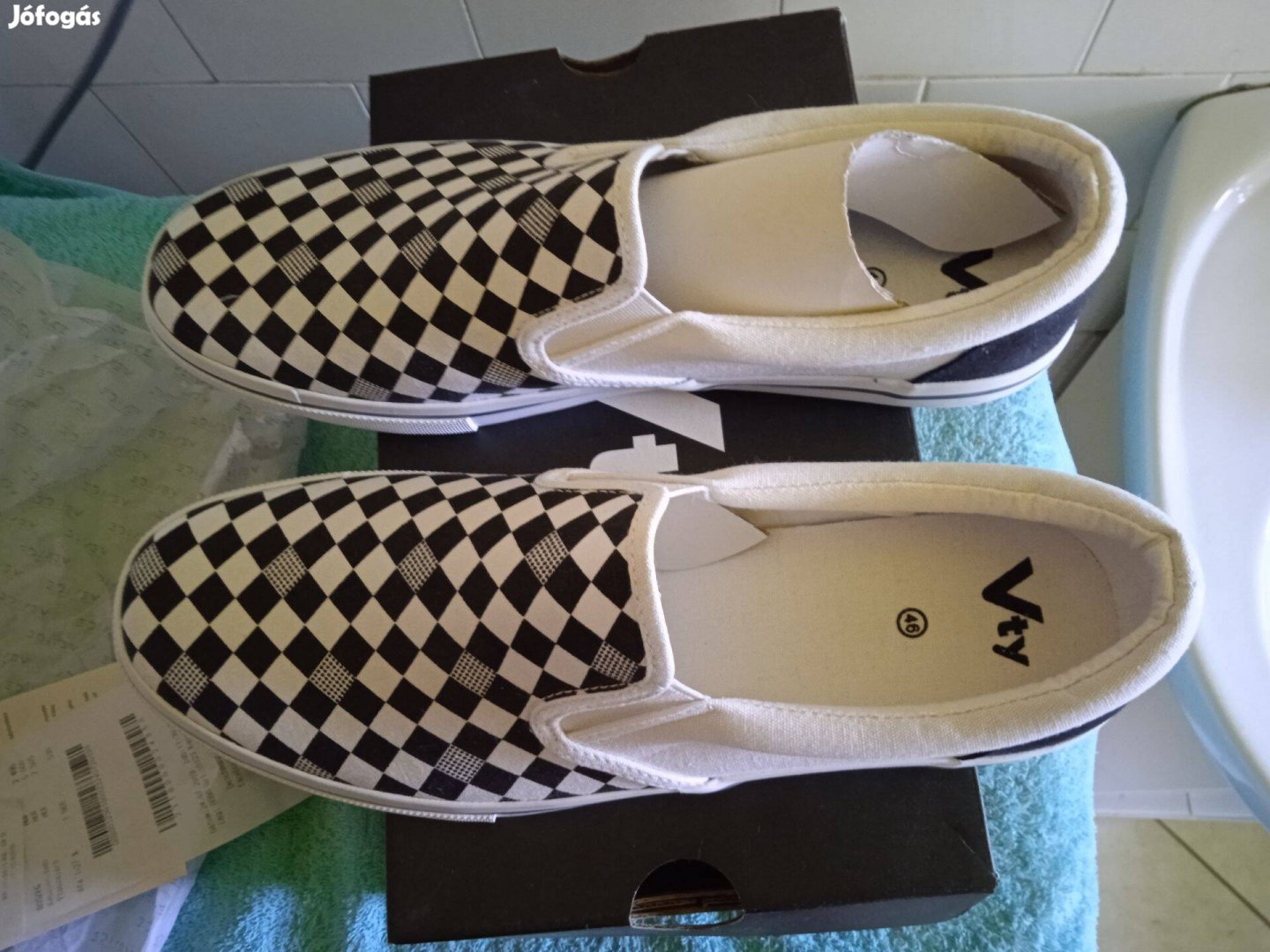 Új, fekete-fehér kockás mintázatú vászon cipő