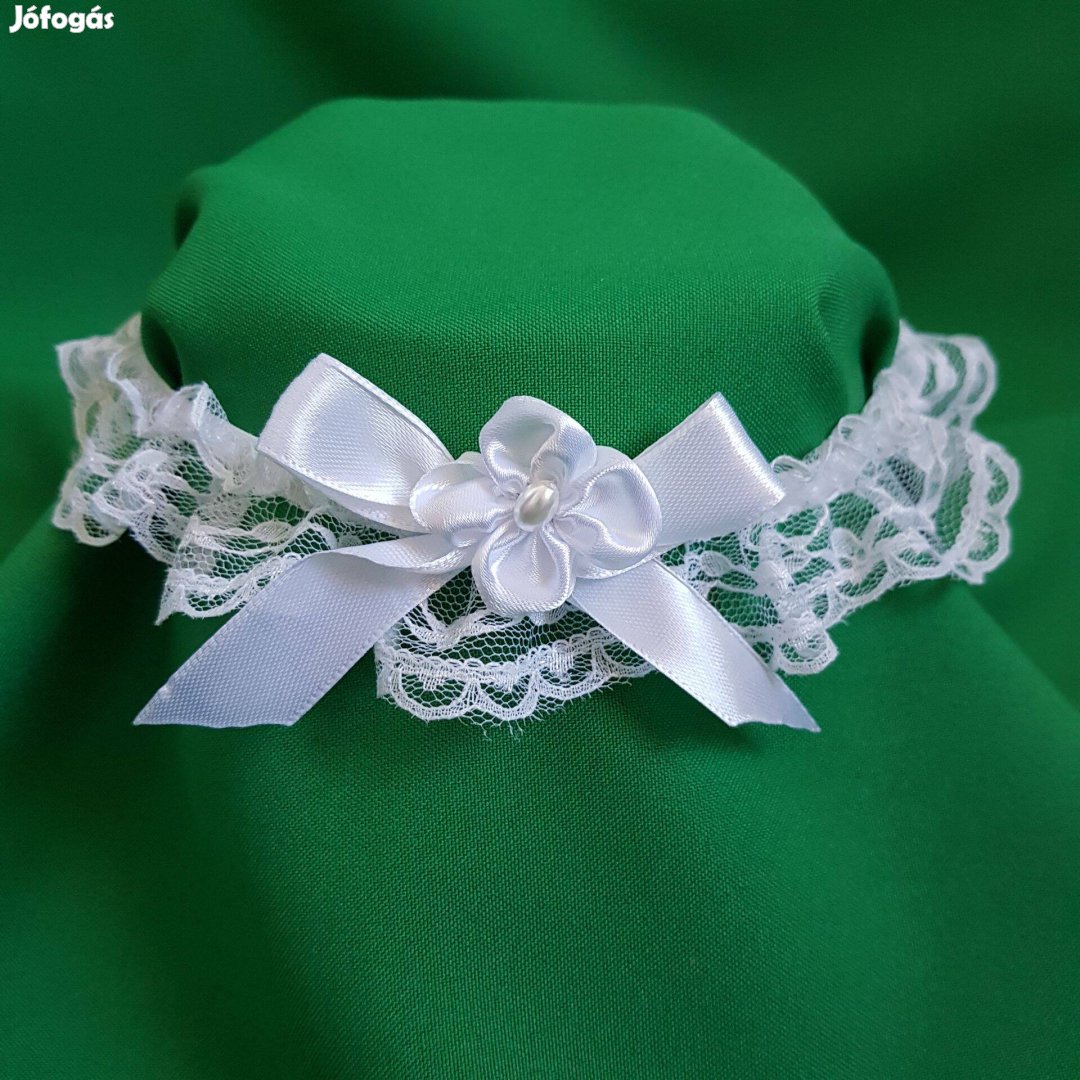 Új, hófehér csipkés, fehér masnis-virágos menyasszonyi harisnyakötő