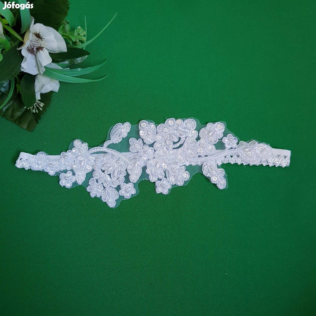 Új, hófehér csipkés, gyöngyös-flitteres menyasszonyi harisnyakötő