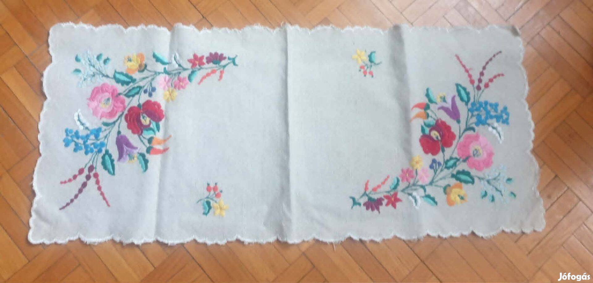 Új, kalocsai hímzett terítő eladó