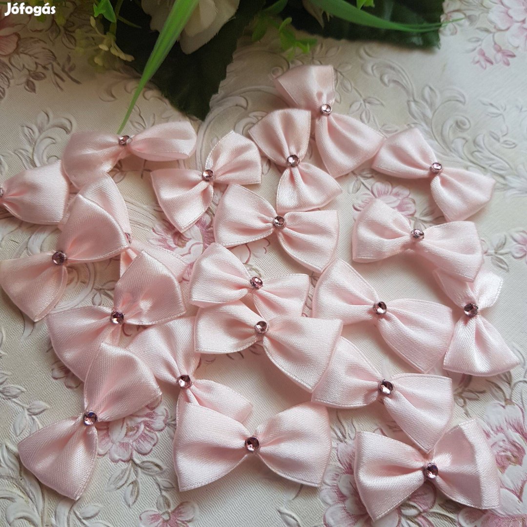 Új, kézzel készített rózsaszín szatén masni dísz, dekoráció